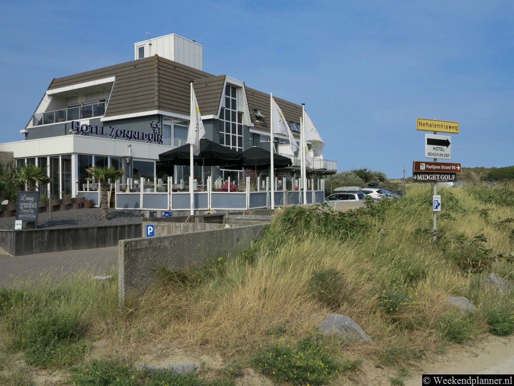Hotel Zonneduin ligt vlak achter het duin aan de Badstraat. Het centrum van Domburg kun je lopend in vijf minuten bereiken.Tips: De hotels en vakantiehuizen in Domburg.